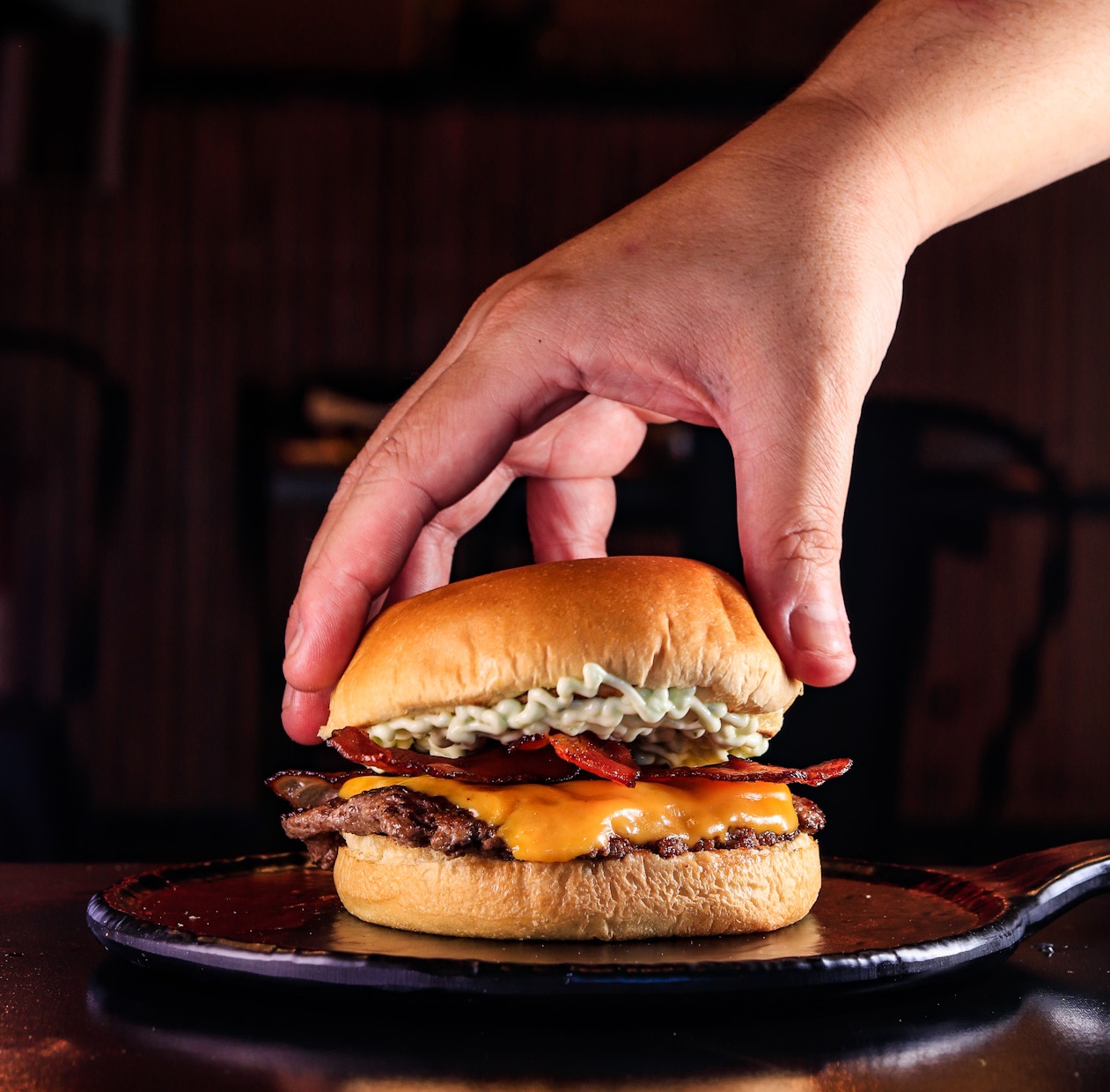 Smash Burger com queijo, bacon e pão artesanal